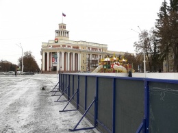 Рабочие начали устанавливать хоккейную коробку в центре Кемерова