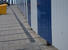 В Калининграде на отремонтированном тротуаре на Баграмяна построили забор (фото)