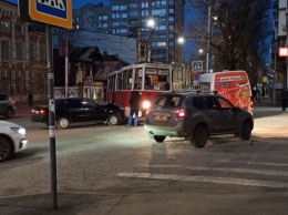 В центре Саратова из-за ДТП стоят трамваи и троллейбусы