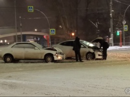 Автомобили столкнулись на пустом перекрестке в Кемерове