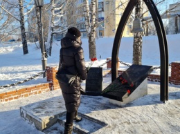 Кузбассовцы возложили цветы к мемориалу у шахты "Листвяжная"