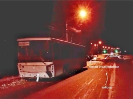 Два человека погибли при столкновении иномарки и автобуса в Красноярске