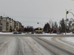 Кемеровчане заметили на оживленном перекрестке светофор с "раздвоением личности"