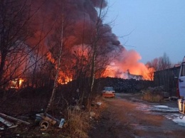 В Калининграде горят склады с покрышками на территории «Цепрусса» (фото)