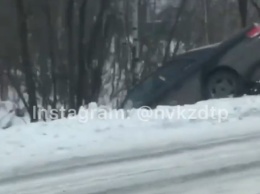 Легковушка улетела в кювет на шоссе в Новокузнецке