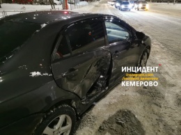 Дверь вмяло в салон автомобиля при ДТП на кемеровском проспекте