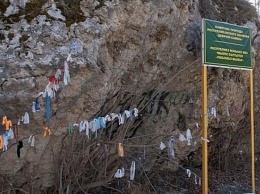 В Адыгее собирают волонтеров для очистки «Девичьего камня» от памятных ленточек