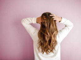 Дерматолог из России рассказала о сроках выпадения волос после COVID-19