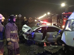 В Саратове ночью в ДТП погиб водитель скорой помощи и пострадали четыре человека