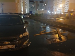 В Солнечном-2 слетевшая с козырьков крыша дома повредила несколько машин