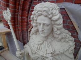 Маслов показал вблизи отреставрированные скульптуры королей на Королевских воротах (фото)