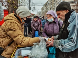 Нуждающихся саратовцев кормят бесплатными обедами на улицах