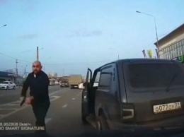 Монтировка против пистолета: водители в Адыгее устроили жесткий конфликт на дороге