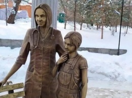 Поставленный памятник врачу с ребенком ужаснул жителей Хабаровска