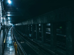 Упавший на рельсы человек затормозил работу московского метро