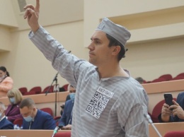 Саратовский депутат Бондаренко пришел в облдуму в костюме заключенного