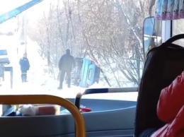Иномарка перевернулась на заснеженной дороге возле школы в Кузбассе