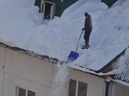 "Бессмертный" кузбассовец счищал снег с высоты пятиэтажного здания без страховки