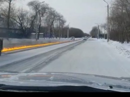 Снежная дорога загорелась после проезда машины в Благовещенске