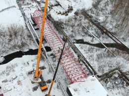 Снимки строящегося в Кемерове моста с остеклением появились в соцсети