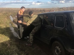 В Крымском районе спасатели вытащили из грязи «Ниву» с ребенком