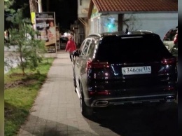 В Анапе полицейские нашли автохама, припарковавшего внедорожник на тротуаре