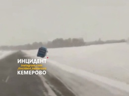 Пассажирский автобус вылетел с трассы в Кузбассе