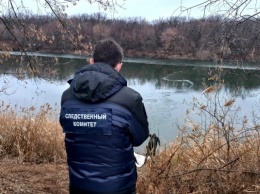 Родные достали тело 71-летнего рыбака из Большого Иргиза