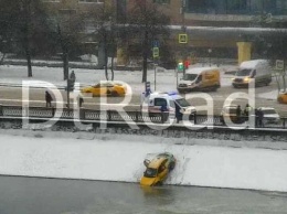 Автомобиль такси упал в реку из-за аварии в Москве