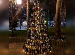 В Новороссийске появилась трехметровая елка из винных бутылок