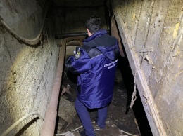Приехавшие чинить отопление слесаря нашли в подвале труп неизвестного
