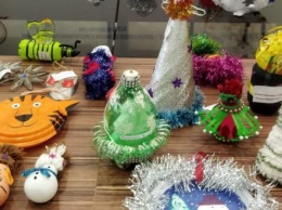Дети изготовили сотню новогодних игрушек из мусора для эко-конкурса