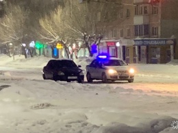 "Закон не писан": водитель решил припарковаться на пешеходном переходе в Березовском