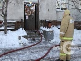 Из-за горящей детской коляски в Петропавловске пожарные эвакуировали трех человек