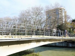 Мост через реку в центре Сочи закроют из-за возможных повреждений