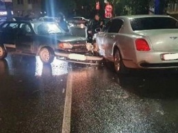 В Сочи женщина на ВАЗе врезалась в припаркованный Bentley