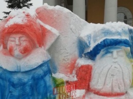 "Как будто краской чихнули": новогодние скульптуры из снега повеселили кузбассовцев