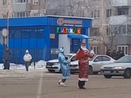 Дед Мороз и Снегурочка устроили зажигательные танцы на дороге в кузбасском городе