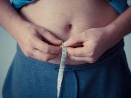 Британский диетолог Мосли перечислил 3 шага к избавлению от жира на животе