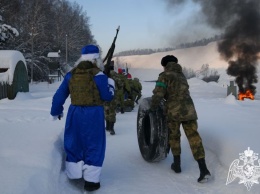 Вооруженные мужчины в костюмах Дедов Морозов появились в Кемерове