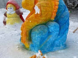 Вандалы из Кузбасса испортили новогодние фигуры перед открытием снежного городка