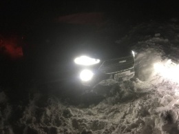Машины в снегу. Спасатели пришли на помощь детям