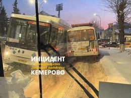 "Дороги узкие": кемеровчане сообщили о разъехавшихся с трудом автобусах