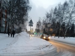 Загораживающие обзор на дорогах кучи снега возмутили кемеровчан