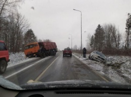На трассе в Зеленоградском округе из-за ДТП грузовик и легковушка оказались в кюветах (фото)