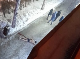 Соцсети: полуголый мужчина совершил самоубийство в кемеровском дворе
