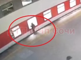 На сочинском вокзале девочка упала на железнодорожные пути. Видео