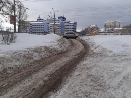 Очевидцы: у входа в 16-ю поликлинику и на Шехурдина автомобили утопают в снегу