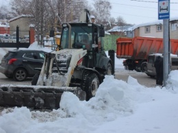 Рабочий из Хмелевки об уборке снега в Саратове: "Вас спасаем, а сами утопаем"