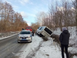В районе Отрадного еще один автобус съехал с дороги, пострадали пассажиры (фото)